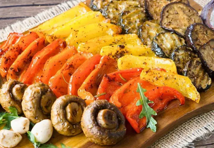 Bunte Paprika, Auberginenscheiben und Champignons – so einfach lässt sich Antipasti selber machen. Köstlich und gesund!