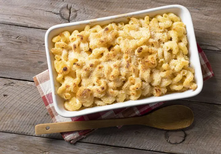 Ein klassisches Mac n Cheese Rezept, amerikanisch original, in einer Auflaufform mit knuspriger Kruste.