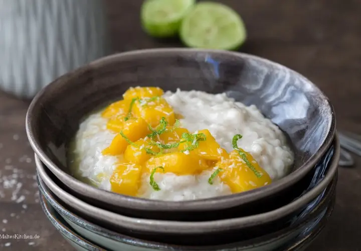 Cremiger Milchreis mit süßen Mangostücken und Kokosraspeln, eine köstliche Variante von Mango Sticky Rice.