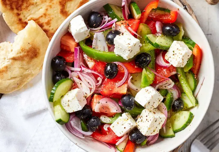 Frischer griechischer Bauernsalat mit Feta, Oliven, Tomaten, Gurken und Paprika. Perfekt für ein leichtes Mittagessen oder als Beilage. Hier ist ein einfaches griechischer bauernsalat rezept.