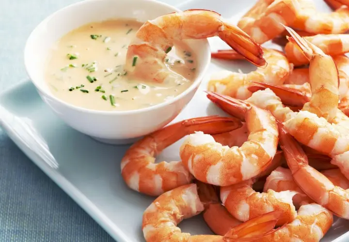 Garnelensalat Cocktail Rezept: Frische Garnelen dippen in cremige Sauce. Ein Genuss!