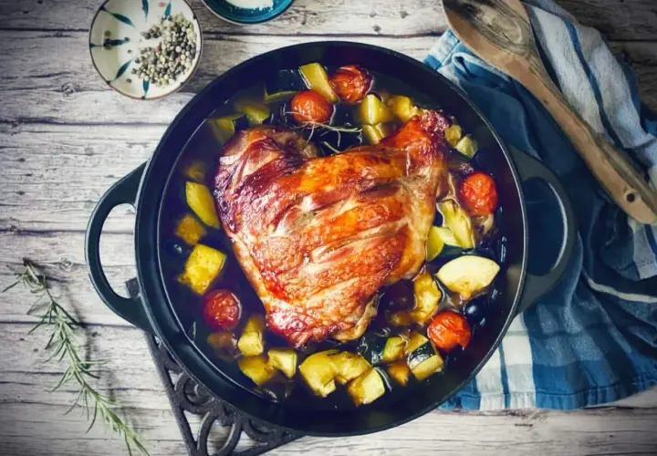 Goldbraune putenkeule im Backofen mit Gemüse, bereit zum Servieren.