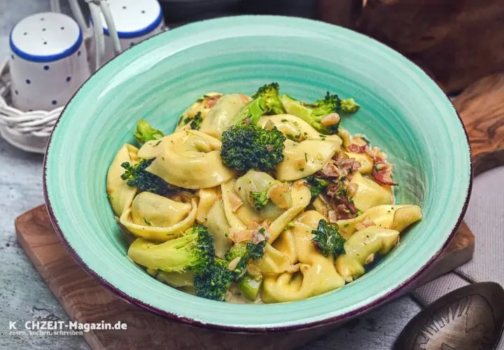 Tortellini mit Brokkoli und einer cremigen Sauce, garniert mit Kräutern. Ein köstliches Gericht, das Lust auf mehr macht.
