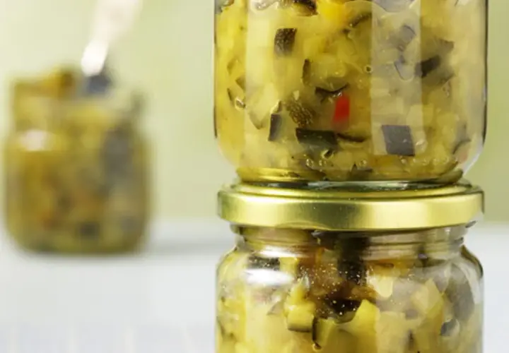 Zwei Gläser mit leckerem Zucchini-Chutney, perfekt für Ihr nächstes zucchini chutney rezept.