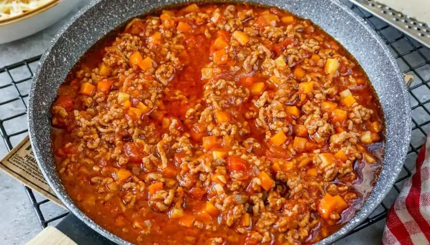 Herzhaftes Bolognese-Ragout in der Pfanne, perfekt für ein schnelles bolognese rezept. Mit Hackfleisch und Gemüse.