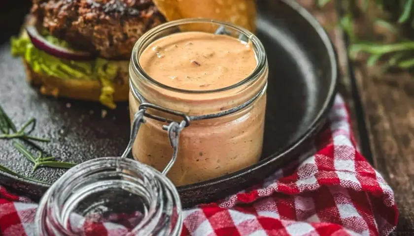 Selbstgemachte Burgersauce im Glas, bereit für den perfekten Burger. Ein Genuss, der zeigt, wie einfach burgersauce selber machen sein kann.