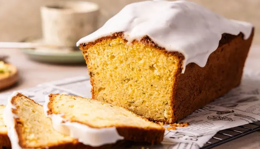Saftiger Zucchini Kuchen mit süßer Glasur, perfekt für eine Kaffeepause.