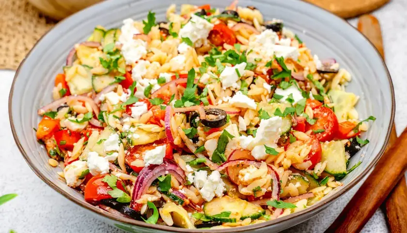 Ein bunter Kritharaki Salat mit Tomaten, Gurken, roten Zwiebeln, Oliven und Feta. Frisch und lecker!