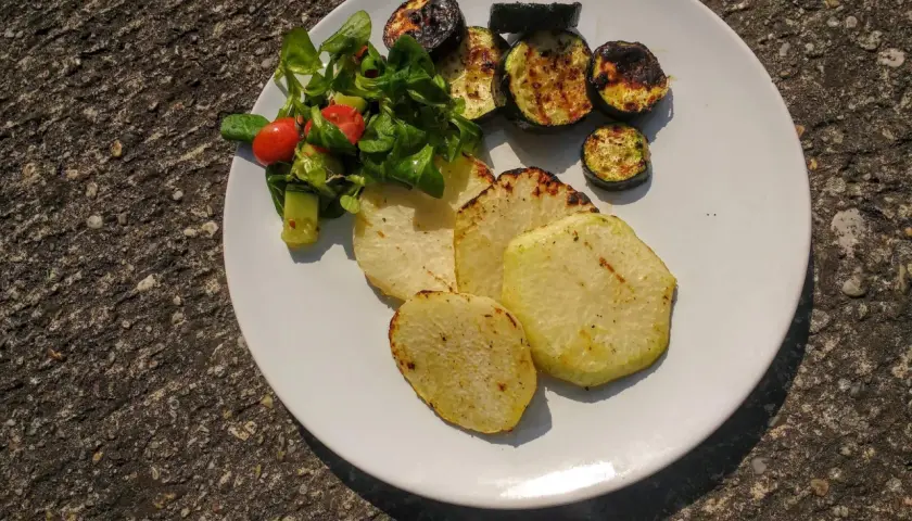 Gegrillte Kohlrabi-Scheiben mit Zucchini und einem kleinen Salat. Man kann Kohlrabi grillen und es schmeckt köstlich!