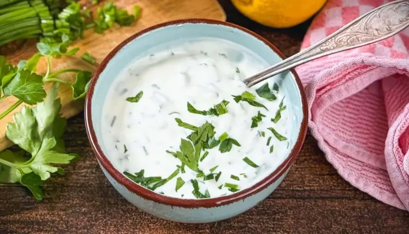 Cremiger Joghurt-Dip mit frischen Kräutern, perfekt für Ihr nächstes Grillfest. Ein einfaches joghurt dip rezept.