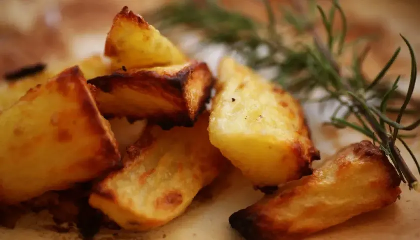 Knusprige Ofenkartoffeln mit Rosmarin. Ein einfacher Trick für perfekt goldbraune Kartoffelspalten, die außen knusprig und innen weich sind.