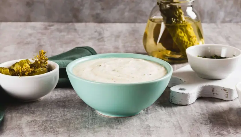 Cremiger Buttermilk Ranch Dip mit Dill und Gurkenstücken. Perfekt zum Dippen!