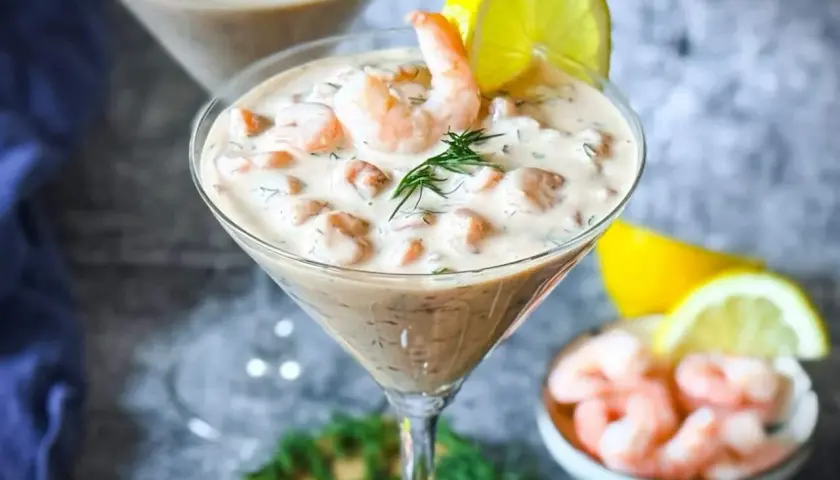 Cremiger Krabbencocktail in Martiniglas, garniert mit Dill und Zitrone. Dieses weltbeste Krabbencocktail Rezept ist ein Genuss!