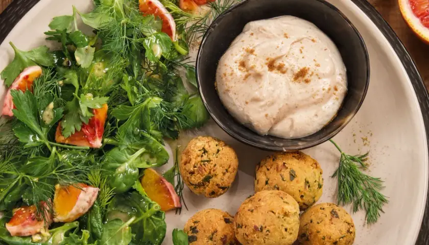 Falafel mit frischem Salat und einem cremigen, orientalischen Dip. Ein Genuss für jeden Gaumen!