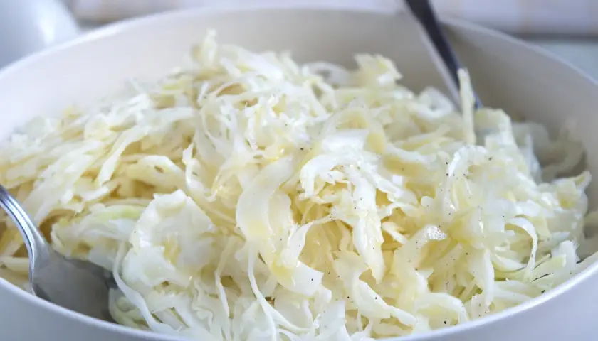 Ein cremiger Krautsalat, der an griechische Küche erinnert, mit feinen Sahne- und Gewürznoten.