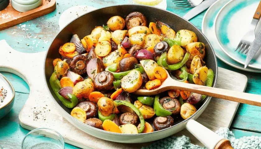 Bunte Ofenkartoffeln mit Pilzen, Karotten und Paprika – eine köstliche Idee für Rezepte mit Kartoffeln als Hauptspeise.