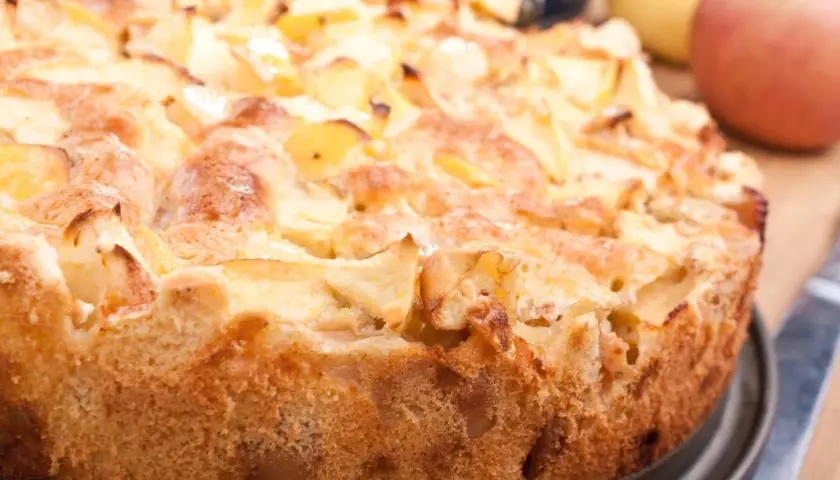 Goldbrauner Apfelkuchen, frisch gebacken, mit saftigen Apfelstücken. Ein tolles Apfelkuchen Rezept für gemütliche Stunden.