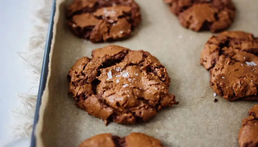 Schokoladen-Cookies mit Meersalzflocken, perfekt für ein soft cookies rezept.
