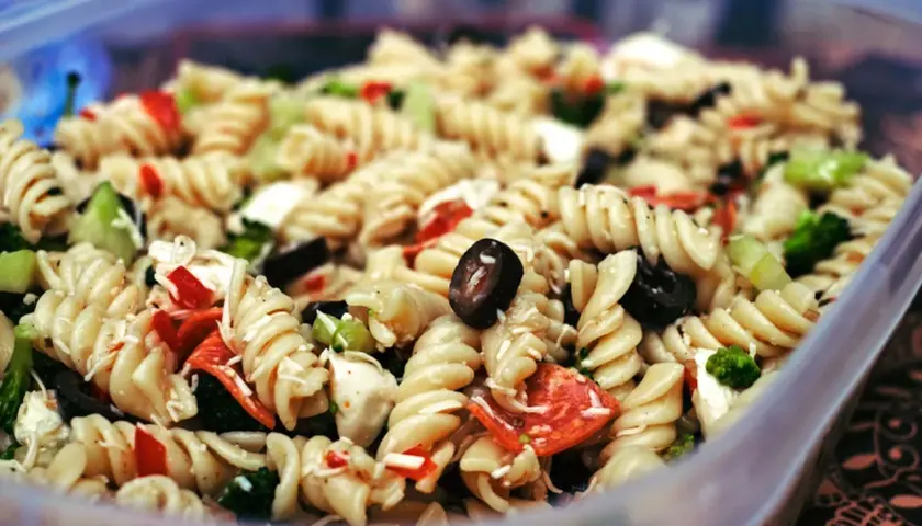 Bunter Nudelsalat mit Oliven, Paprika und Brokkoli – perfekt als Beilage zu salaten zum grillen.