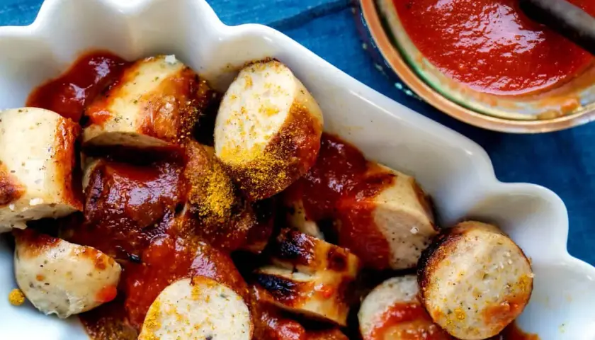 Leckere Currywurst mit original Currywurst Sauce, bestreut mit Currypulver. Ein echtes rezept currywurst sauce original Erlebnis.