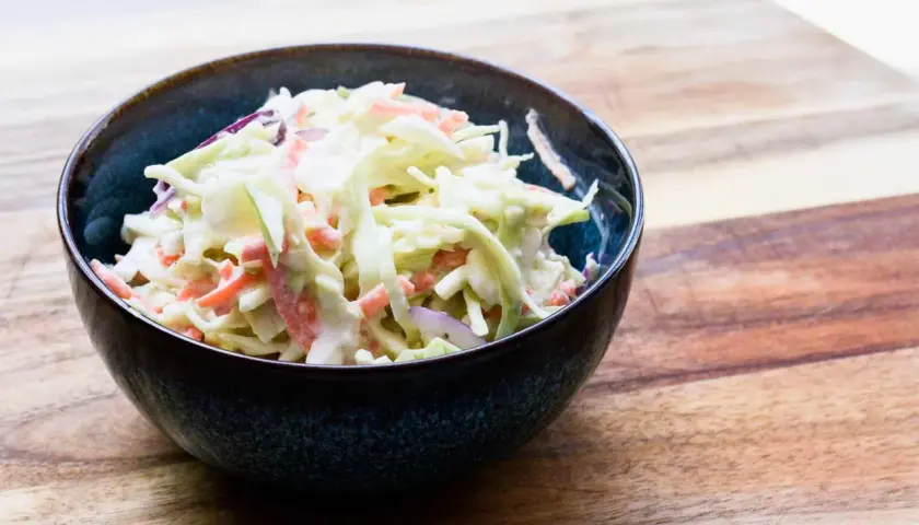 Schüssel mit cremigem Cole Slaw, ein einfaches Rezept für den perfekten Sommersalat.