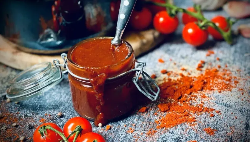 Ein Glas hausgemachte BBQ Sauce, bereit für das nächste Grillfest. Dieses bbq sauce rezept ist ein Muss!