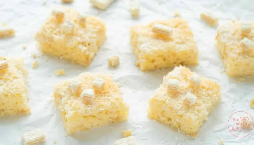 Saftiger kokos buttermilch kuchen, bestreut mit Kokosraspeln und kleinen Keksstückchen. Ein Genuss für jeden Kaffeetisch!