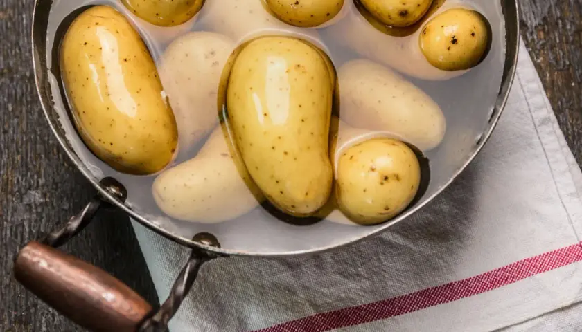 Kleine, festkochende Kartoffeln werden in einem Topf mit Wasser vorbereitet, um sie zu kochen.