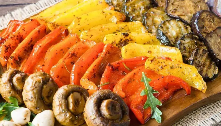 Bunte Paprika, Auberginenscheiben und Champignons – so einfach lässt sich Antipasti selber machen. Köstlich und gesund!