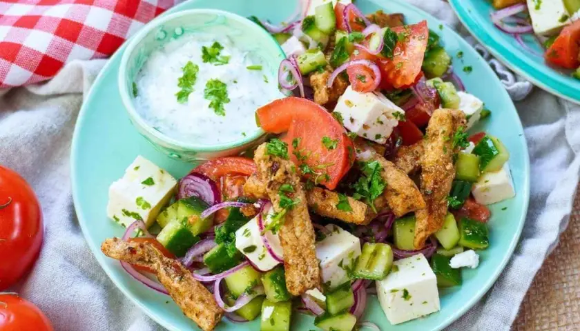 Ein bunter Gyros Salat mit Gurke, Tomate, Zwiebeln und Feta. Dazu ein cremiges Joghurt-Dip – perfekt für ein leichtes Gyros Salat Rezept.