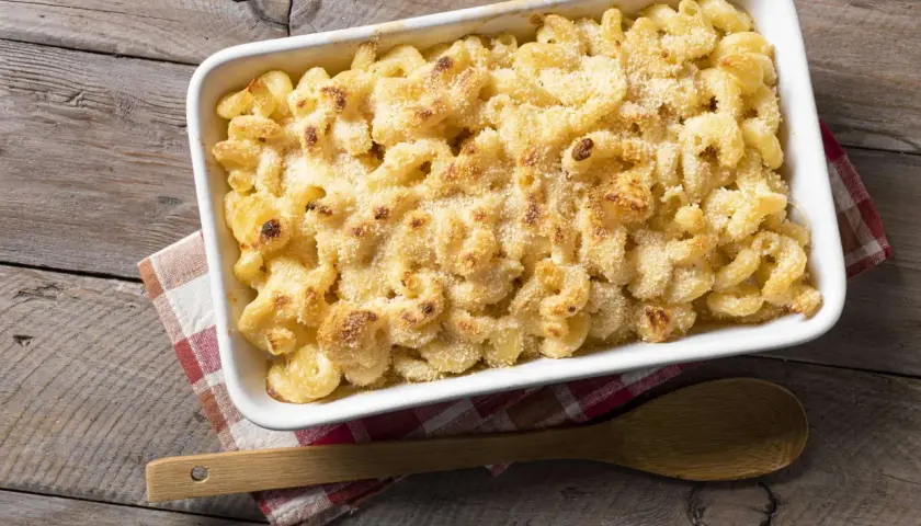 Ein klassisches Mac n Cheese Rezept, amerikanisch original, in einer Auflaufform mit knuspriger Kruste.