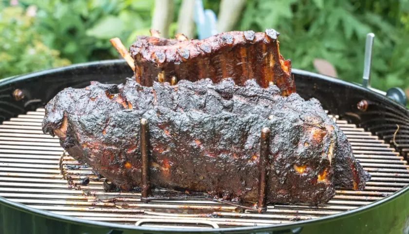 Saftige Spareribs auf dem Grill. Bei 120 Grad wie lange garen? Perfekt für BBQ-Liebhaber.