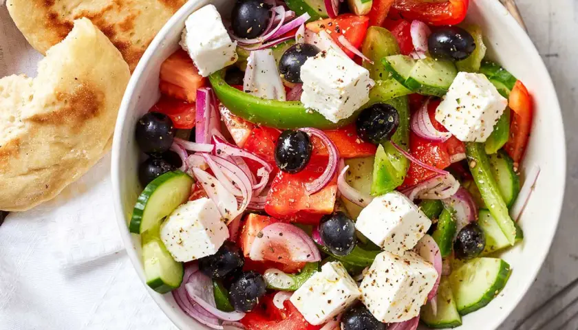 Frischer griechischer Bauernsalat mit Feta, Oliven, Tomaten, Gurken und Paprika. Perfekt für ein leichtes Mittagessen oder als Beilage. Hier ist ein einfaches griechischer bauernsalat rezept.