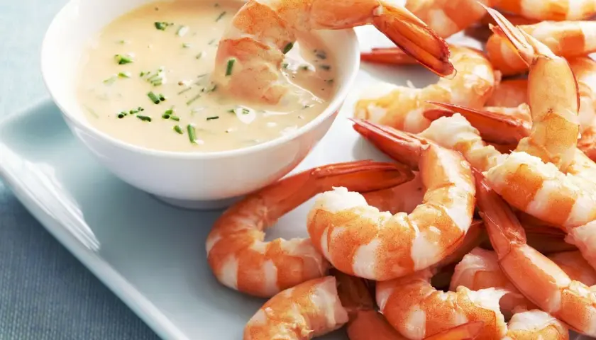 Garnelensalat Cocktail Rezept: Frische Garnelen dippen in cremige Sauce. Ein Genuss!