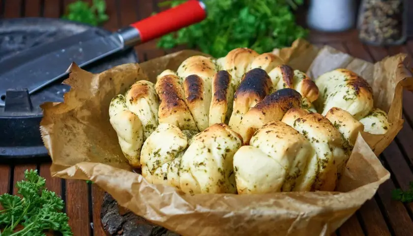 Kräuterbrötchen, perfekt für Dutch Oven Rezepte. Außen knusprig, innen weich und voller Geschmack.