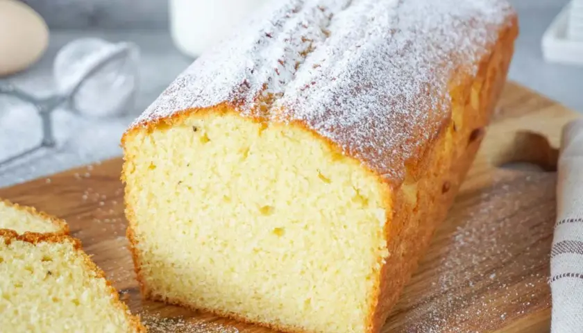 Ein saftiger, schneller Kuchen mit wenig Zutaten, bestäubt mit Puderzucker. Perfekt für spontanen Genuss.