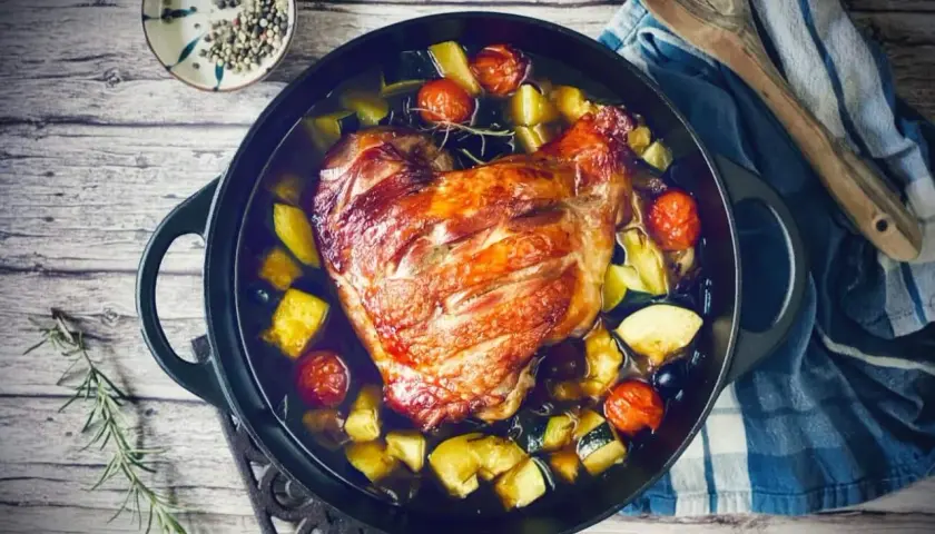 Goldbraune putenkeule im Backofen mit Gemüse, bereit zum Servieren.