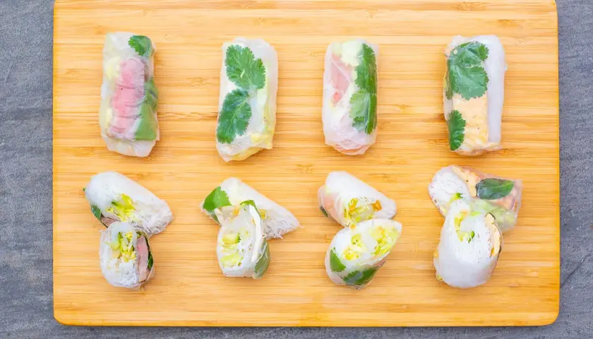 Frische Sommerrollen mit Fleisch, Gemüse und Kräutern, bereit zum Genießen.