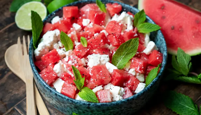 Erfrischender Melonen Feta Salat mit Minze und einem leichten Dressing. Perfekt für heiße Tage!
