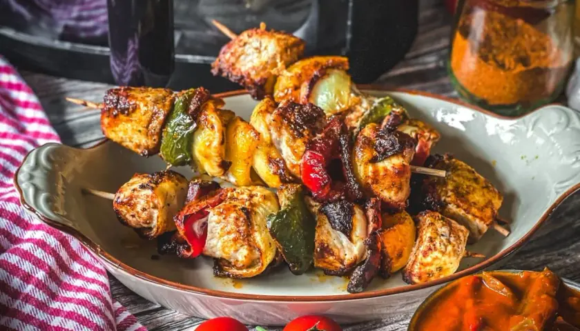 Saftige Schaschlik-Spieße mit Paprika und Zwiebeln, perfekt im Airfryer zubereitet. Dazu eine würzige Sauce.