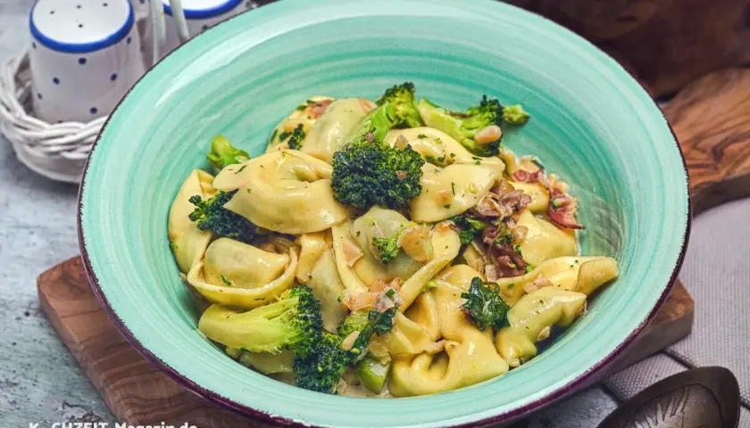 Tortellini mit Brokkoli und einer cremigen Sauce, garniert mit Kräutern. Ein köstliches Gericht, das Lust auf mehr macht.