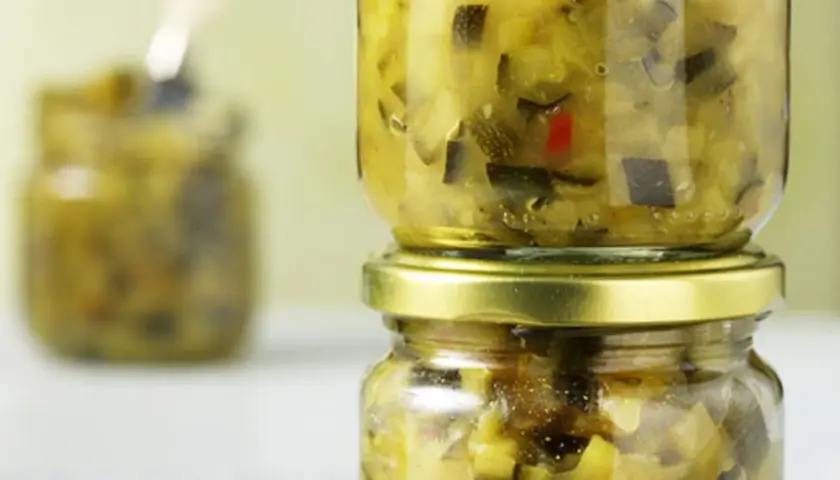 Zwei Gläser mit leckerem Zucchini-Chutney, perfekt für Ihr nächstes zucchini chutney rezept.