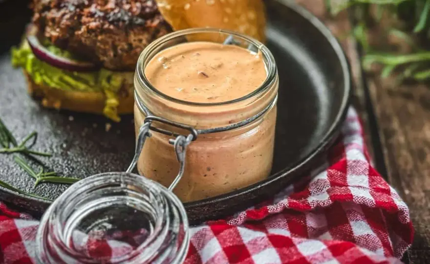 Burgersauce selber machen mit Mayo, Ketchup und Gurken