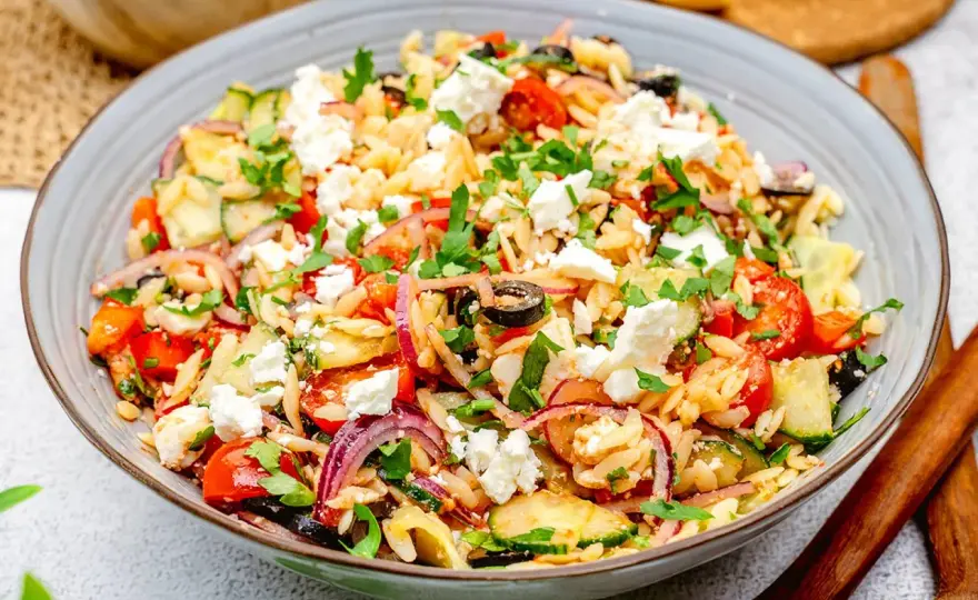 Kritharaki-Salat mit Feta - so bleibt er locker und frisch