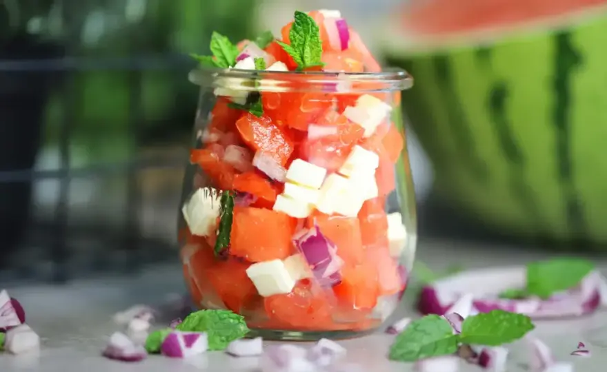 Wassermelonensalat mit Feta und Minze für heiße Tage