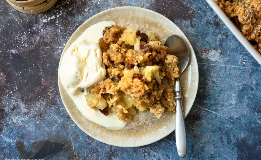 Apfelcrumble mit Vanilleeis - so werden die Streusel knusprig