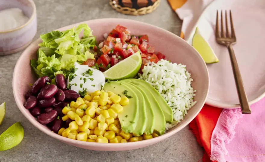 Burrito Bowl für vier Portionen mit Reis, Bohnen und frischen Toppings