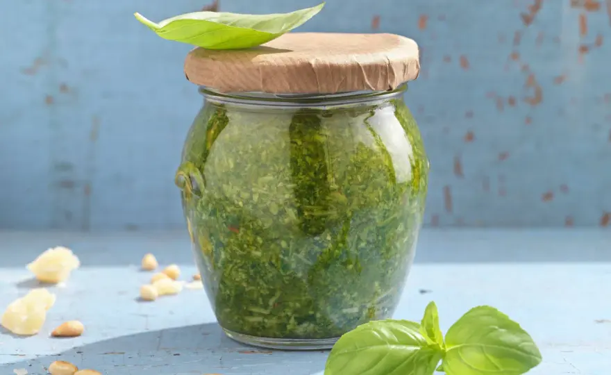 Basilikumpesto selbst machen und richtig servieren