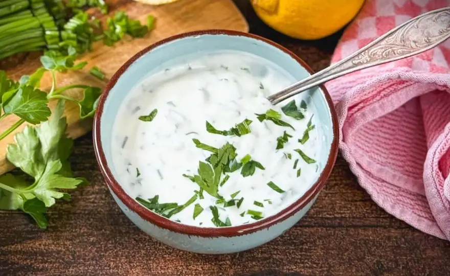 Cremiger Joghurt-Dip - Grundrezept und würzige Varianten