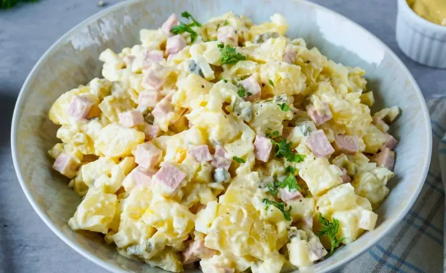 Omas Kartoffelsalat mit Mayonnaise - cremig und würzig